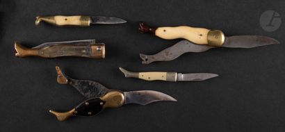  Cinq couteaux pliants en forme de jambes, les manches en laiton, bois, corne et...