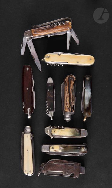  Dix couteaux pliants de poche divers. 
Longueurs : de 8 cm à 10,5 cm (fermés)