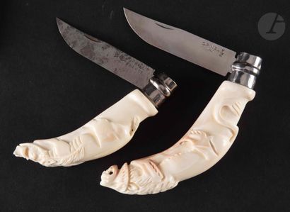  OPINEL 
Deux couteaux pliants, les manches sculptés en forme de sanglier et de lion....