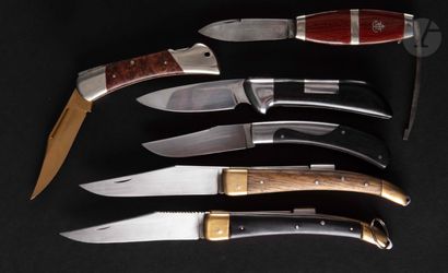  Six couteaux pliants modernes, les manches en bois teinté. 
Longueurs : de 16,5...