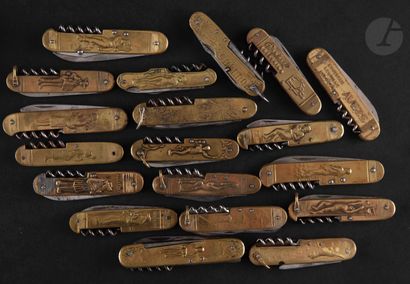 null Dix-neuf couteaux de poches en laiton avec tire-bouchon à décors divers (muses,...
