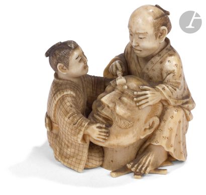 null 
Okimono-netsuke en ivoire, représentant un sculpteur sur bois, Japon, XIXe...