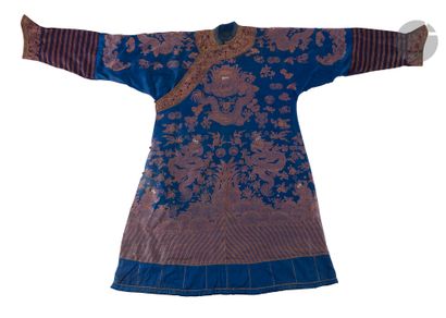 null Robe semi-formelle de mandarin en soie or sur fond bleu à décor de dragons or...