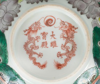 null Trois bols en porcelaine dans le style de la famille verte, Chine, milieu du...