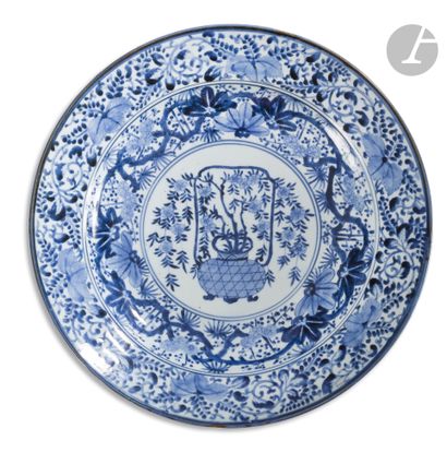 null Grand plat en porcelaine à décor bleu et blanc d’un bouquet central, Japon,...