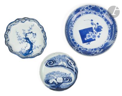 null Trois assiettes en porcelaine à décor bleu blanc, fours de Arita, Japon, XVIIIe...