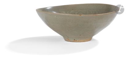 null Bol en grès porcelaineux céladon, Corée, époque Goryeo, XIIIe - XIVe siècle...