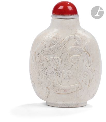 null Tabatière en jade dit « os de poulet » sculpté d’un décor de chat et dragon,...