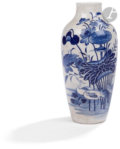 null Vase de forme balustre en porcelaine bleu et blanc dite « pâte tendre » à couverte...