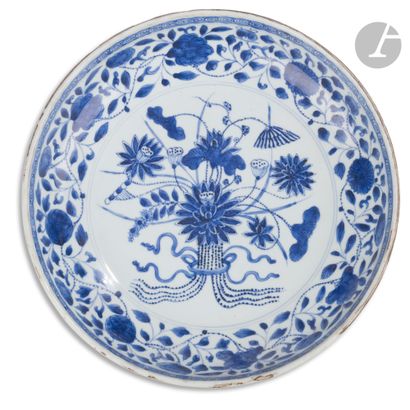 null Plat en porcelaine bleu et blanc dit « bouquet de lotus », dans le style des...