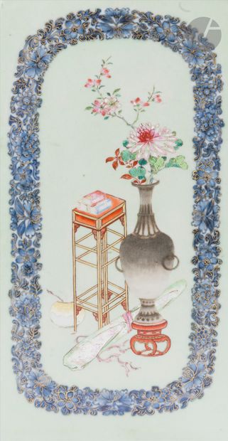 null Vase quadrangulaire en porcelaine de Chine à décor de fleurs et objets mobiliers,...