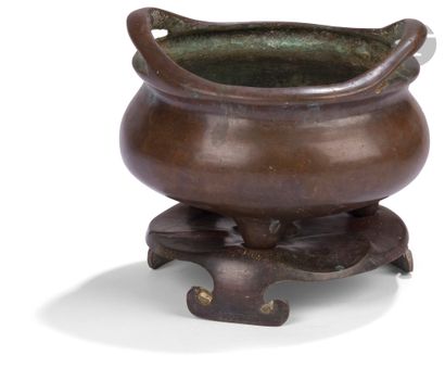 null Brûle-parfum circulaire en alliage cuivreux à patine brune, Chine, XIXe siècle
Tripode...