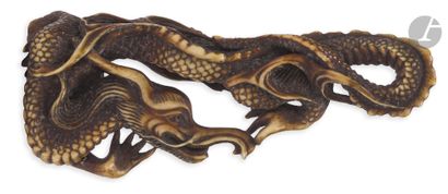 null 
Netsuke en ivoire représentant un dragon ajouré entouré de flammes, Japon,...