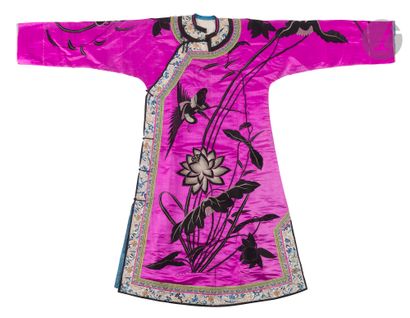 null Robe de femme de type Qipao en satin de soie rose brodé, Chine, XXe siècle
À...
