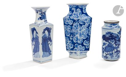 null Trois vases en porcelaine bleu et blanc, Chine, XIXe siècle
- Un de forme quadrangulaire...