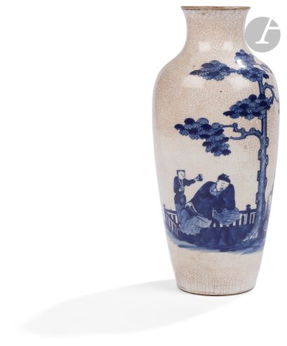 Vase de forme balustre en porcelaine bleu...