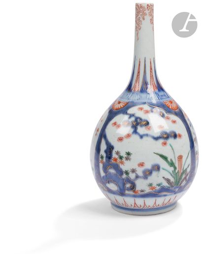 null Imari porcelain bottle vase, Japan, 18th
centuryDecorated in blue underglaze...