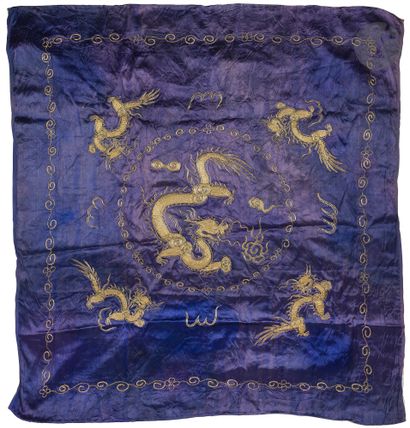 null Textile carré en soie bleue brodée de cinq dragons en fils d’or, Vietnam, XIXe...
