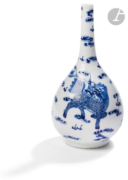 null Vase pansu à long col en porcelaine dite bleu de Hué, Chine pour le Vietnam,...