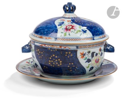 null Covered round tureen and its tray in Famille Rose porcelain, China, Compagnie...