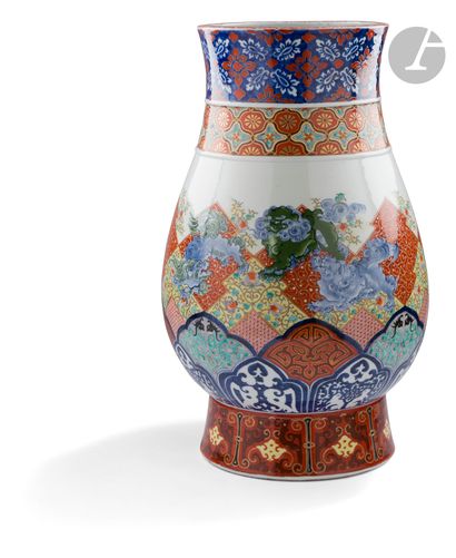 null Vase en porcelaine à décor polychrome de shishi sur un fond de diverses frises...