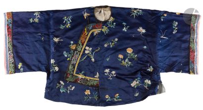 null Tunique courte de femme en satin de soie bleu brodé, Chine, fin du XIXe siècle
Fermée...