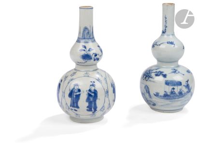 null Deux vases de forme double-gourde en porcelaine bleu et blanc, Chine pour le...