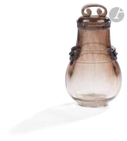 null Vase couvert de forme hu en cristal de roche fumé, Chine, XXe siècle
Translucide...