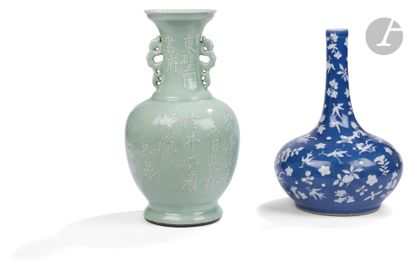 null Deux vases en porcelaine, l’un céladon, l’autre émaillé bleu et engobe blanc,...