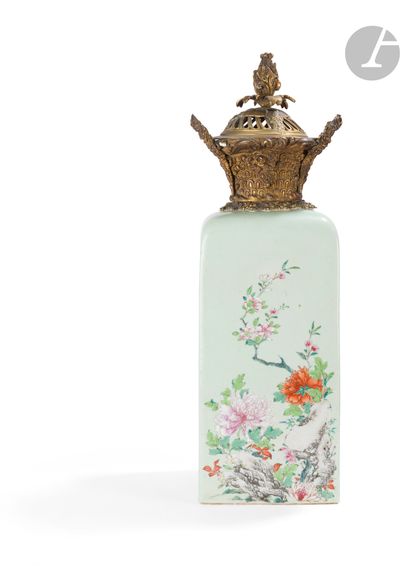Vase quadrangulaire en porcelaine de Chine...