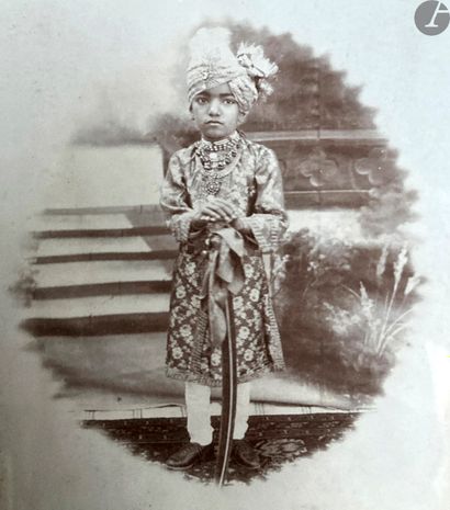 null Studios indiens
Inde, 1922. 
Portraits officiels de jeunes maharajas. Portrait...