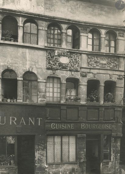 null Photographe non identifié 
Architecture rouannaise, c. 1920. 
Rue des Ours....