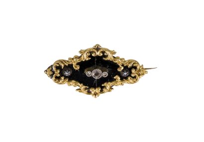 null 18K (750) gold rocaille brooch, set with onyx and silver bezels set with rose-cut...