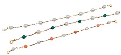 null Lot of 3 bracelets in 18K gold (750) scandés of cultured pearls, beads of coral...