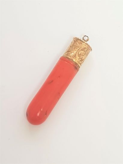 null 
Pendentif en corail monté en or 18K (750). Hauteur : 5,2 cm environ. Poids...