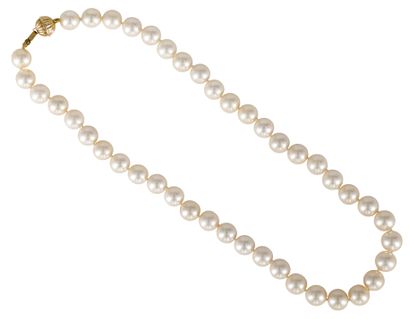 null Necklace of pearls of culture, clasp in ball cotelée of gold 18K (750). Length:...
