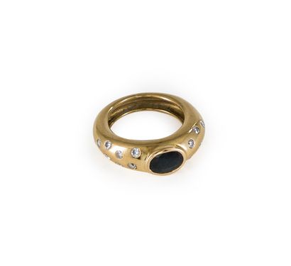 null Bague en or 18K (750) sertie de diamants ronds, ornée d'un saphir de forme ovale....