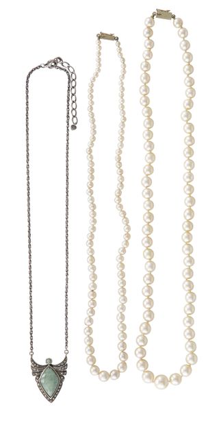 null Lot of 2 necklaces of cultured pearls in fall, the clasps in gold 18K (750)....