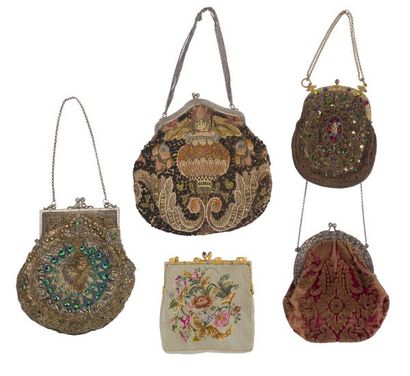  Lot comprenant cinq petits sacs : velours, petit point, broderies, perles et paillettes....