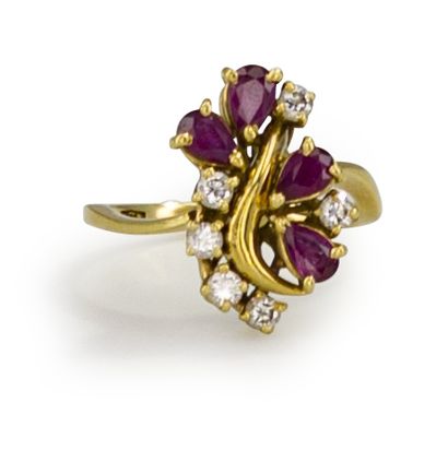 null Bague sinueuse en or 18K (750) ornée de rubis taillés en poires et de diamants...