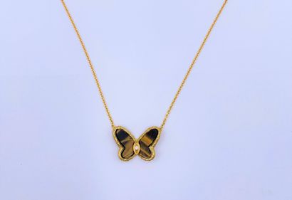 null Necklace in 18K (750) gold, decorated with a butterfly, the wings underlined...