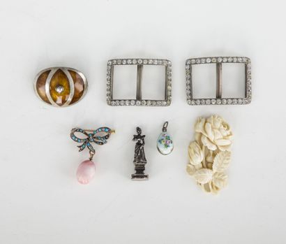 null Lot of jewels and accessories including: 2 pewter shoe buckles set with rhinestones,...