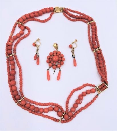 null Half set of faceted coral pearls and 18K (750) gold comprising: a choker and...