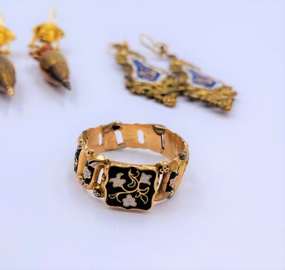 null Lot de bijoux en or 18K (750) et 14K (585) comprenant : deux paires de pendants...