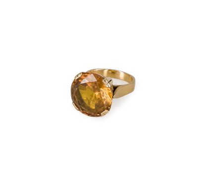 18K (750) gold ring set with a round faceted...