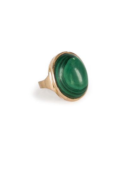 null 18K (750) gold ring set with an oval malachite cabochon. Finger size: 47. Gross...