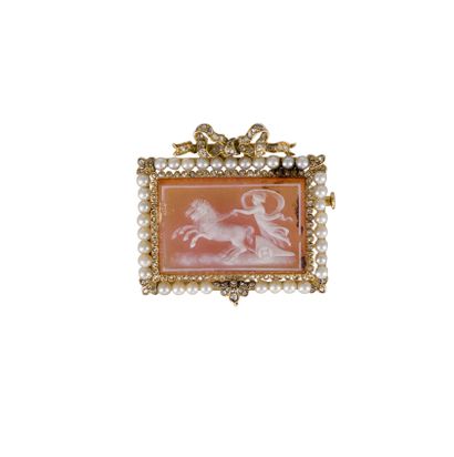 null 
Broche rectangulaire en or 18K (750) et 14K (750), ornée d'un camée sur agate...