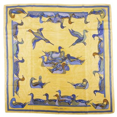  HERMES Paris. Carré « La mare aux canards », fond jaune et motifs bleus, signé ...