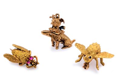 Set of two 18K (750) gold brooches each representing...