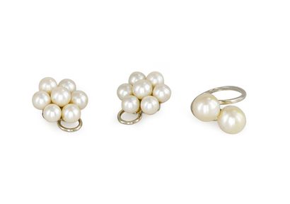 null Demi-parure en or gris 18K (750) comprenant : une paire de clips d'oreilles...